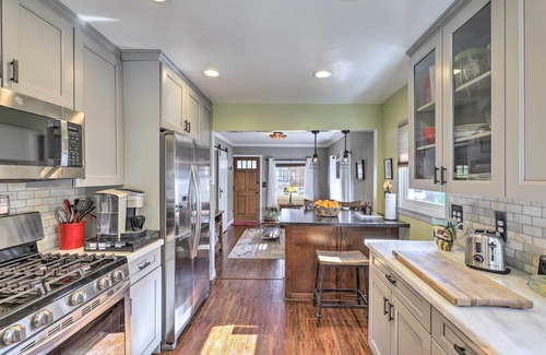 Fullerton House | Delightful Craftsman Cottage with Garden & Hot Tub, Rated 10/10