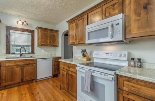Lebanon House | Beautiful Craftsman Home Near State Parks - Pet Friendly & Cozy