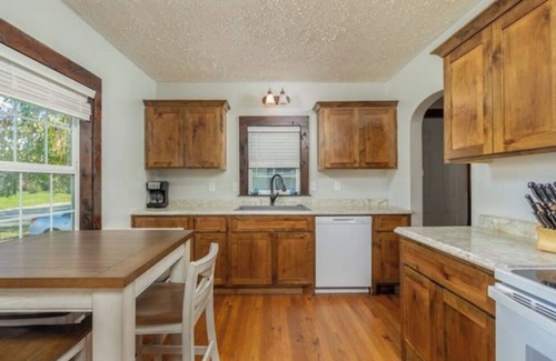 Lebanon House | Beautiful Craftsman Home Near State Parks - Pet Friendly & Cozy