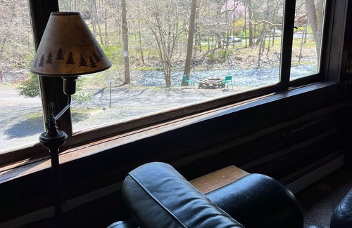 East Stroudsburg Cabin | Idyllic Creekside Cabin with Firepit, Golf & Waterfalls