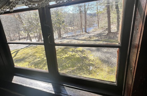 East Stroudsburg Cabin | Idyllic Creekside Cabin with Firepit, Golf & Waterfalls