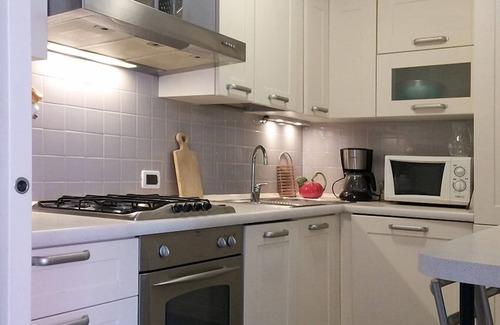 Dorsoduro Apartment | Elegant Flat in Venezia with Family-Friendly Amenities