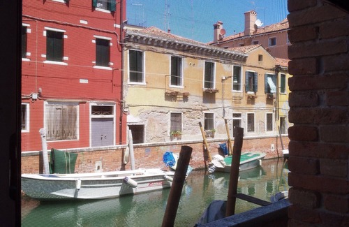 Dorsoduro Apartment | Elegant Flat in Venezia with Family-Friendly Amenities