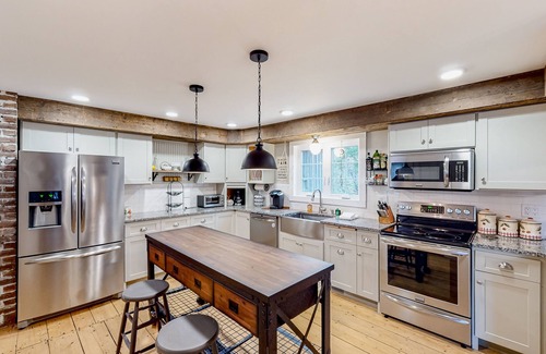 East Wallingford House | Pet-Friendly Retreat with Private Deck & Firepit