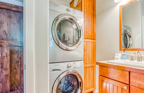 Sandy House | Charming dog-friendly home with mountain view, fireplace, & washer/dryer