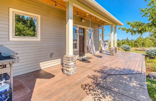 Sandy House | Charming dog-friendly home with mountain view, fireplace, & washer/dryer