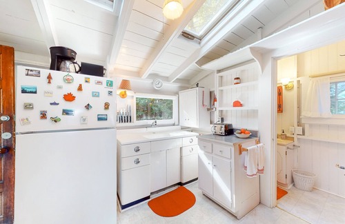 West Alton Cottage | Pet-Friendly Lakefront Cottage with Private Dock & Beach