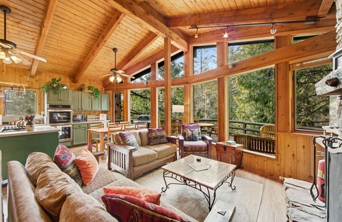 Fern Valley Cabin | Dog-Friendly Cabin Lodge with Deck - Perfect for Families
