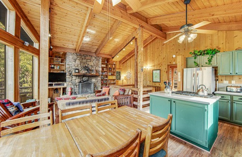 Fern Valley Cabin | Dog-Friendly Cabin Lodge with Deck - Perfect for Families