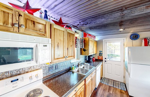 Kingsland House | Cozy Dog-Friendly Lakefront Retreat with Scenic Views