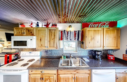 Kingsland House | Cozy Dog-Friendly Lakefront Retreat with Scenic Views