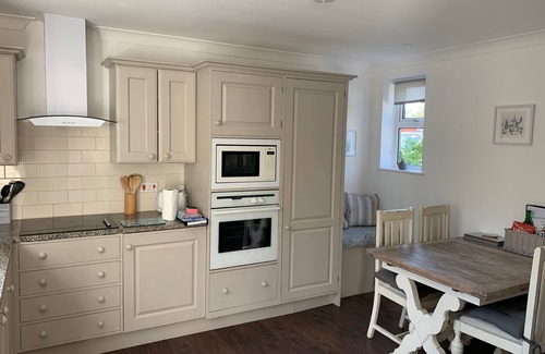 Winterton-on-Sea House | Dog-Friendly Fisherman’s Cottage Steps from the Beach