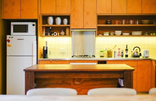 Brunswick House | Charming Double Brick Brunswick Bungalow for 4