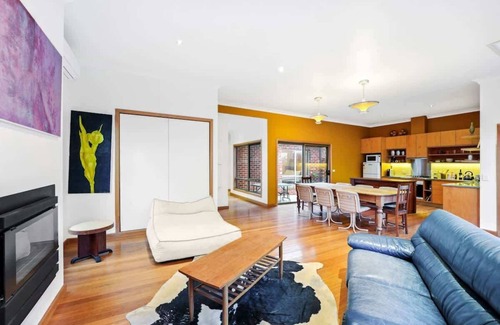 Brunswick House | Charming Double Brick Brunswick Bungalow for 4