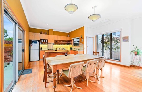 Brunswick House | Charming Double Brick Brunswick Bungalow for 4