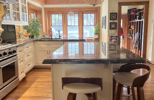 Birmingham House | Stylish Downtown Birmingham 5 Bedroom Family Retreat