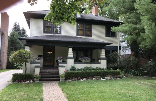 Birmingham House | Stylish Downtown Birmingham 5 Bedroom Family Retreat