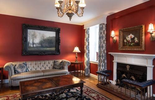 Historic District Hotel | Downtown Hotel with Vintage Character & Pet-Friendly Amenities