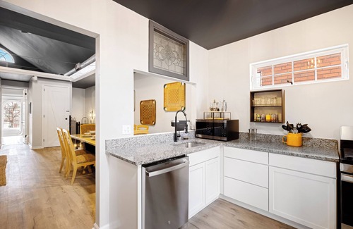 South Louisville House | Charming Dual-Unit Retreat Near Churchill Downs – Separate Kitchens & Patios!