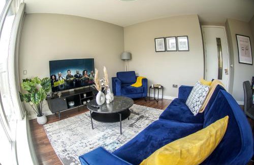 Grand Canal Dock Apartment | Pet-Friendly Duplex by the Grand Canal for Family Getaways