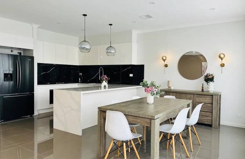 Truganina House | Stylish Duplex: Family-Friendly & Guest Rated 10/10