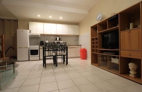 Lorcy Apartment | Cozy Gite Lorcy: Pet-Friendly Retreat with Spa & Breakfast