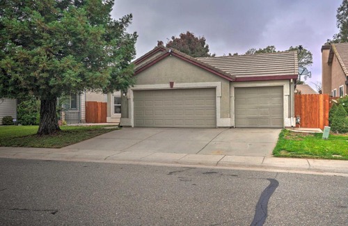 Elk Grove House | Inviting Elk Grove Home near Old Town with Family Amenities