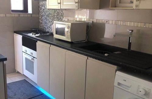 Valence House | Charming En-suite bedroom in peaceful House Dagenham with WiFi