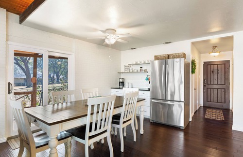 Cedar Creek Reservoir House | Charming Enchanted Oaks lakefront 4-bedroom house. Direct lake access w/dock!