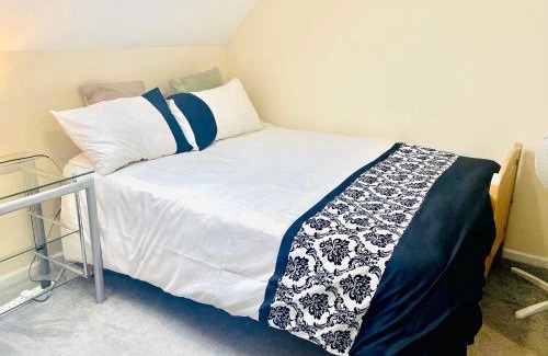 Bletchley House | Ideal 2-Bedroom House in Milton Keynes - Guest Rated 9.6/10