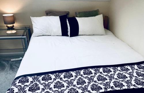 Bletchley House | Ideal 2-Bedroom House in Milton Keynes - Guest Rated 9.6/10