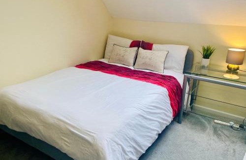 Bletchley House | Ideal 2-Bedroom House in Milton Keynes - Guest Rated 9.6/10