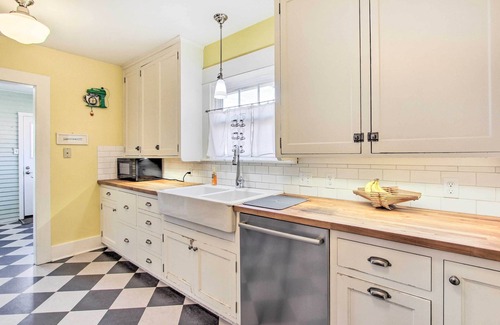 College Hill House | Pet-Friendly Eugene Getaway: Walk to Downtown Attractions