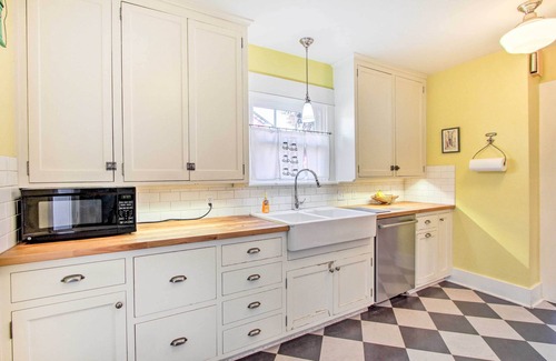 College Hill House | Pet-Friendly Eugene Getaway: Walk to Downtown Attractions