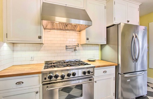 College Hill House | Pet-Friendly Eugene Getaway: Walk to Downtown Attractions