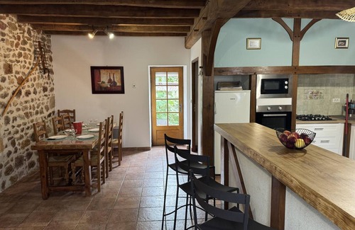 Haut-Bocage Cottage | Gite Haut-Bocage-Maillet: Pet-Friendly Retreat with Spa
