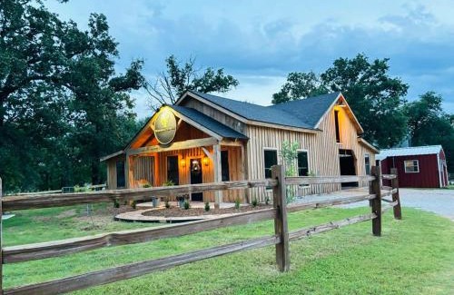 Waco House | Inviting Family Farmhouse: Unplug and Unwind Together