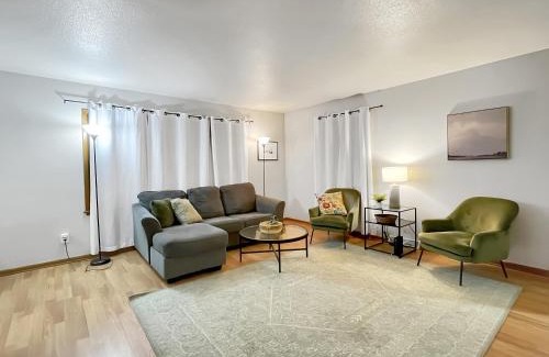 Des Moines House | Family-Friendly 3BR Duplex Near Drake for Memorable Stays