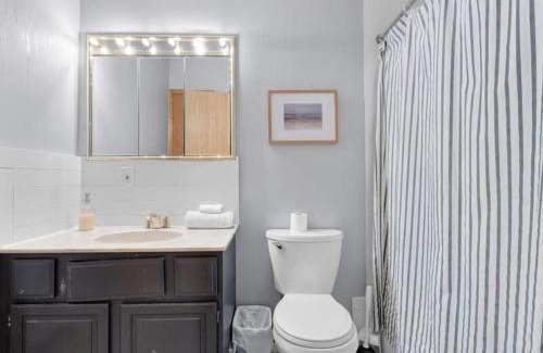 Des Moines House | Family-Friendly 3BR Duplex Near Drake for Memorable Stays