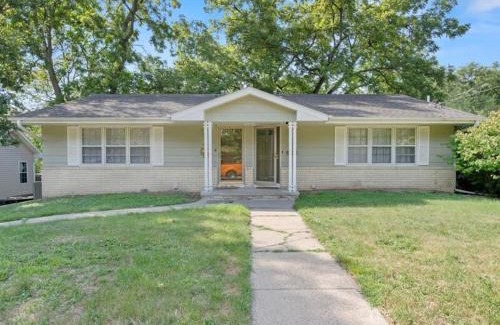 Des Moines House | Family-Friendly 3BR Duplex Near Drake for Memorable Stays