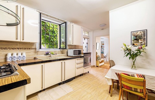 Arcueil House | Family Home with Private Garden - Perfect for Your Stay!