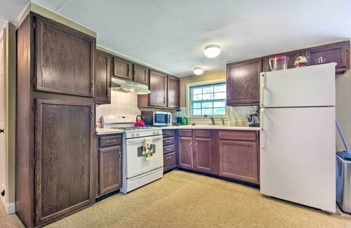 Hallsville Cottage | Cozy Farm Cottage with Fire Pit & Hot Tub Amenities