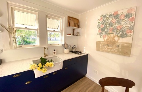Dubbo Cottage | Idyllic Farm Cottage with Pool & Lake Views near Dubbo