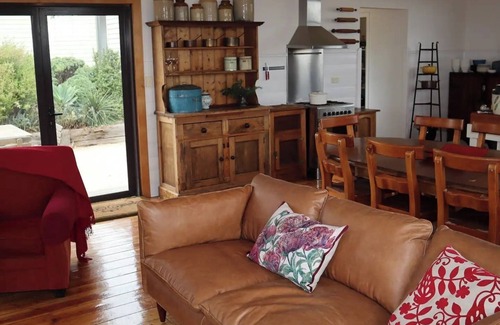 Laharum House | Idyllic Farmhouse Amidst Historic Olive Grove Retreat