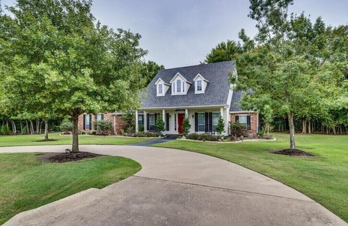 Waxahachie House | Inviting Farmhouse Retreat with Forest Trails and Ocean View