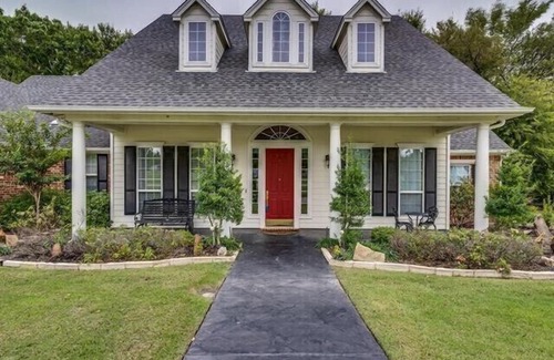 Waxahachie House | Inviting Farmhouse Retreat with Forest Trails and Ocean View