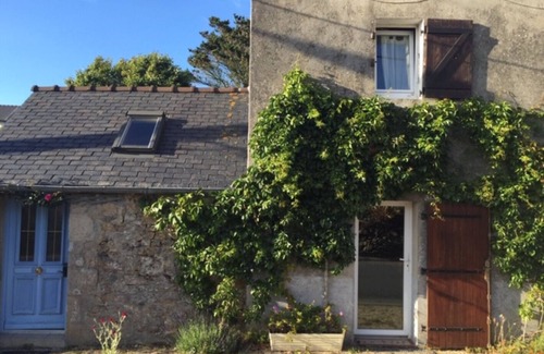 Plouguerneau House | Cozy Fisherman's House with Ocean View and Pet-Friendly Stays
