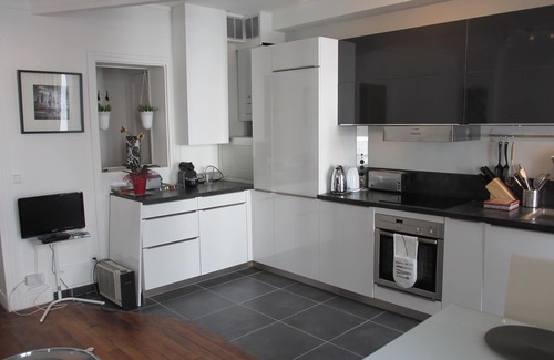 Batignolles Apartment | Stylish Central Flat with Kitchen & High Guest Rating 9.8