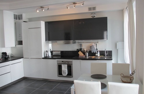 Batignolles Apartment | Stylish Central Flat with Kitchen & High Guest Rating 9.8