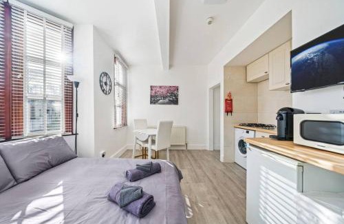 Askew Apartment | Comfortable Flat in Shepherds Bush - 4 Star Rating